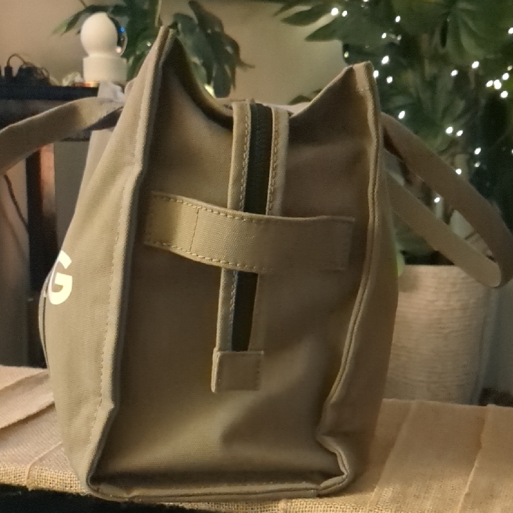 👄💗Marc Jacobs Slate Large Tote with White and CreamAccents - Picture 3 of 7